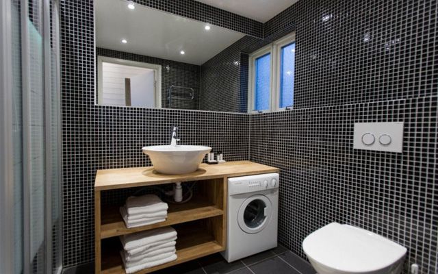 15 Baños pequeños con ducha integrada