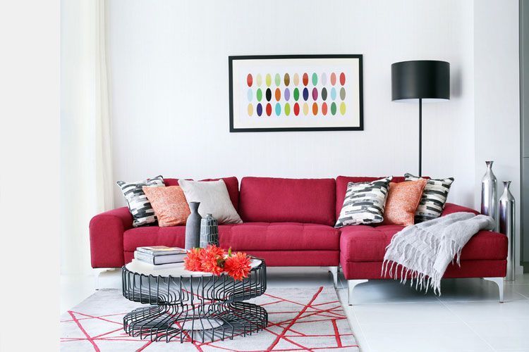 Decorar el salón con sofás de color