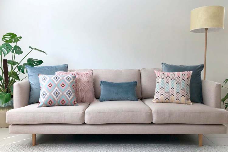 Cómo combinar los cojines del sofá