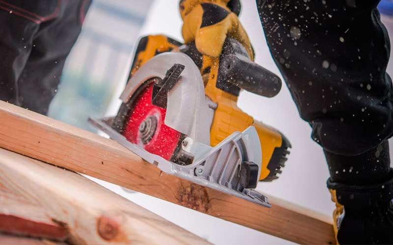 Cómo cortar madera en casa