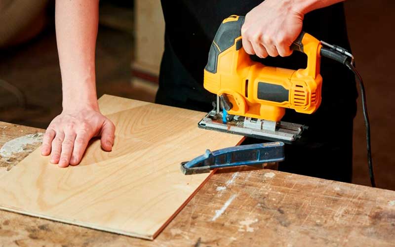 Cómo cortar tableros de madera en casa