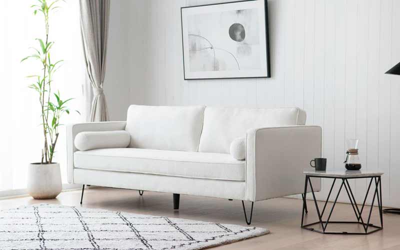 Sofá con patas metálicas altas