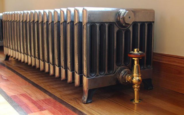 Ideas para decorar con radiadores antiguos de hierro fundido