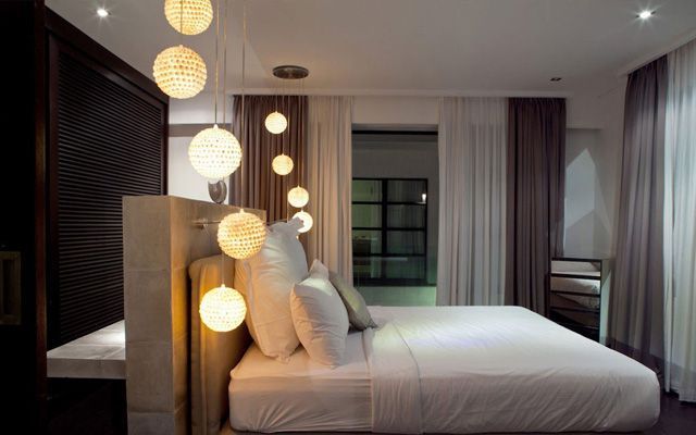 Decoración de dormitorios con lámparas suspendidas sobre las mesillas de noche