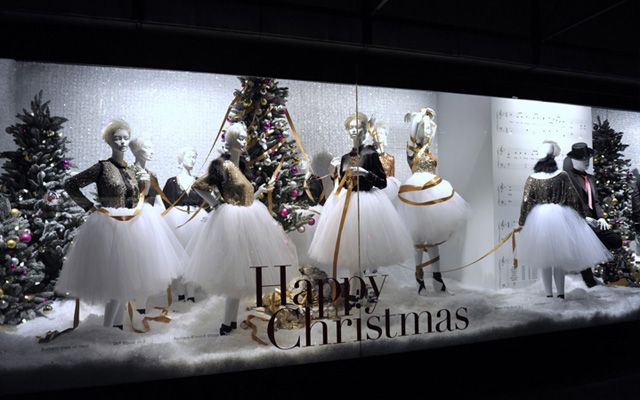 Diseño y decoración de navidad en colores blancos para los escaparates de las tiendas