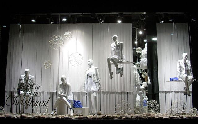 Diseño y decoración de navidad en colores blancos para los escaparates de las tiendas