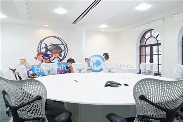 Oficina Playsfish con decoración alegre e infantil
