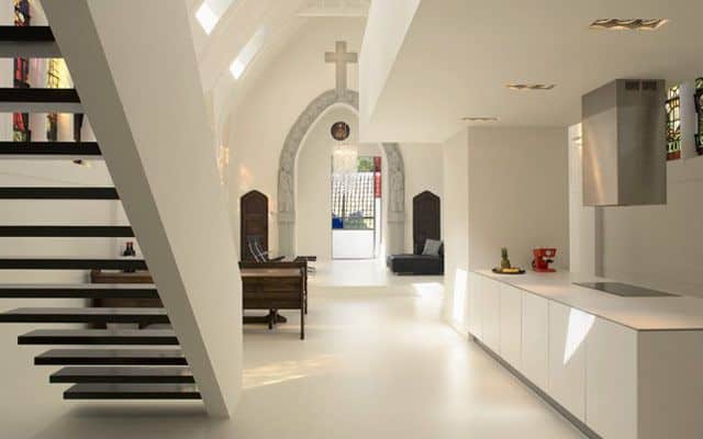 Interiores originales: Iglesias reconvertidas en viviendas y locales