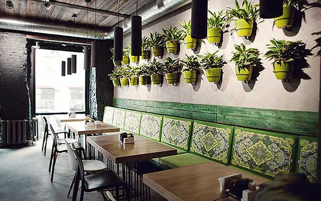 Diez ideas para decorar restaurantes con bancos corridos