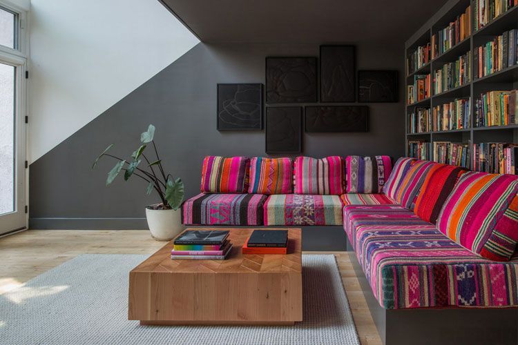 Salones con sofás de color