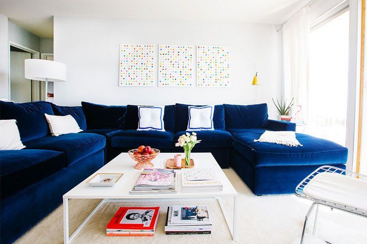 Decorar el salón con sofás de color