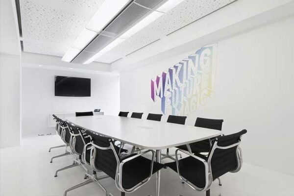 Diseño de oficinas: Cómo decorar una sala de reuniones - DECOFILIA