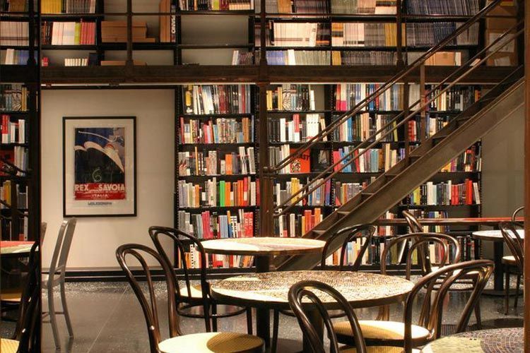 Decoración de cafeterías con librería