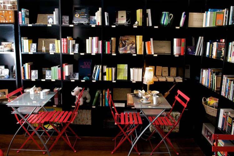 Decoración de cafeterías con librería