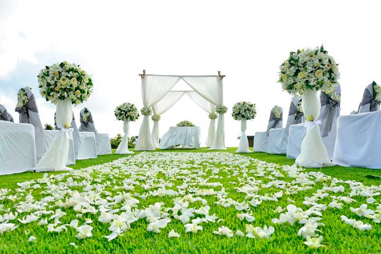 Ideas para decorar el suelo del altar de boda