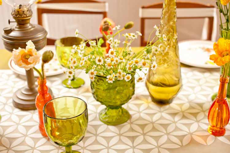 Cristalerías de colores para decorar la mesa