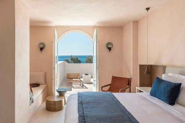 Vacaciones de verano en un hotel en Santorini